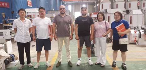 蒙古客戶訪問(wèn)強(qiáng)福機(jī)械再次購(gòu)買飼料成套設(shè)備